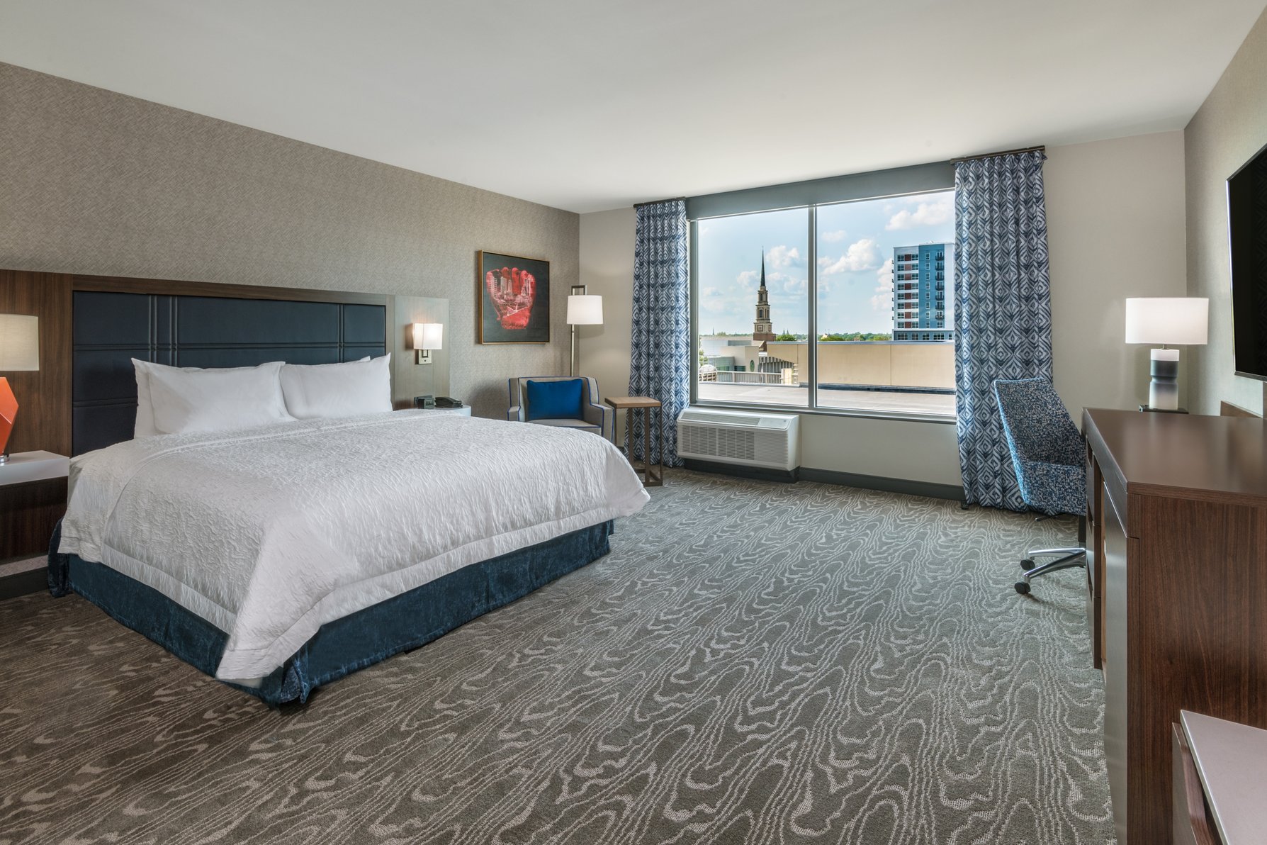 Hampton Inn & Suites by Hilton Fort Wayne Downtown Room Type - 1 KNG MOB HEAR ACC W TUB