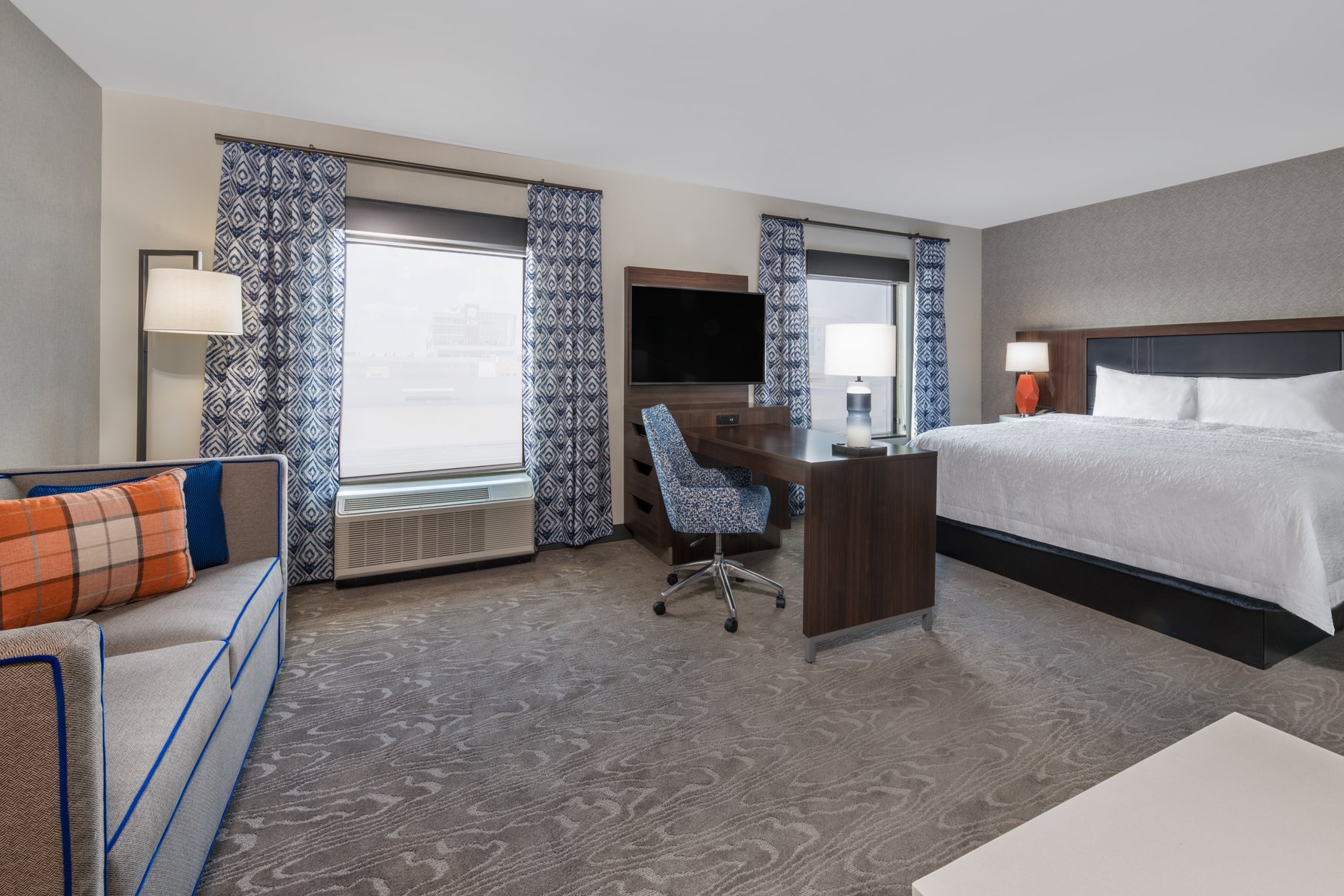 Hampton Inn & Suites by Hilton Fort Wayne Downtown Room Type - 1 KNG STE BPV MIC FRG WTBR