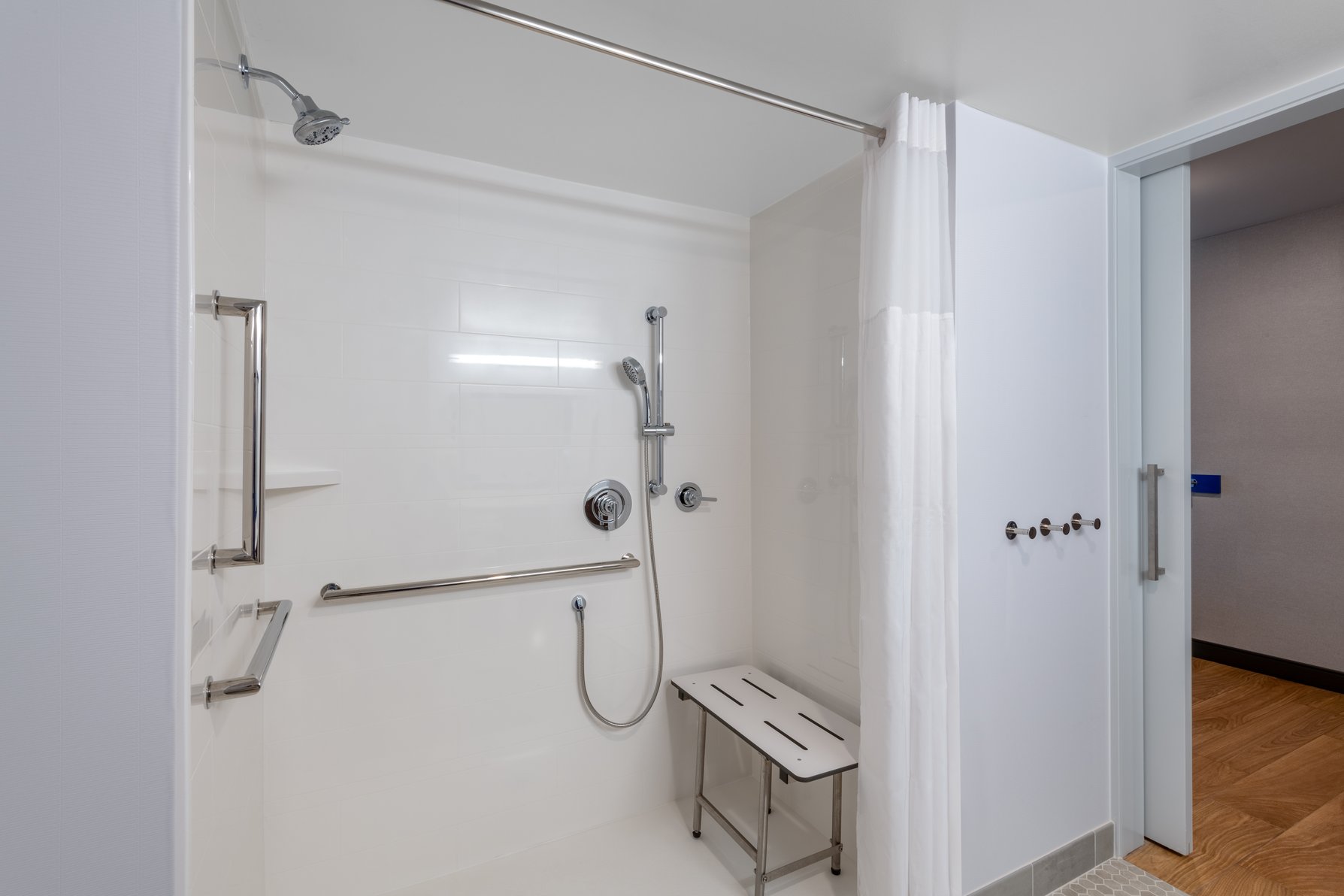 Hampton Inn & Suites by Hilton Fort Wayne Downtown Room Type - 1 KNG STE MOB HEA ACC TUB