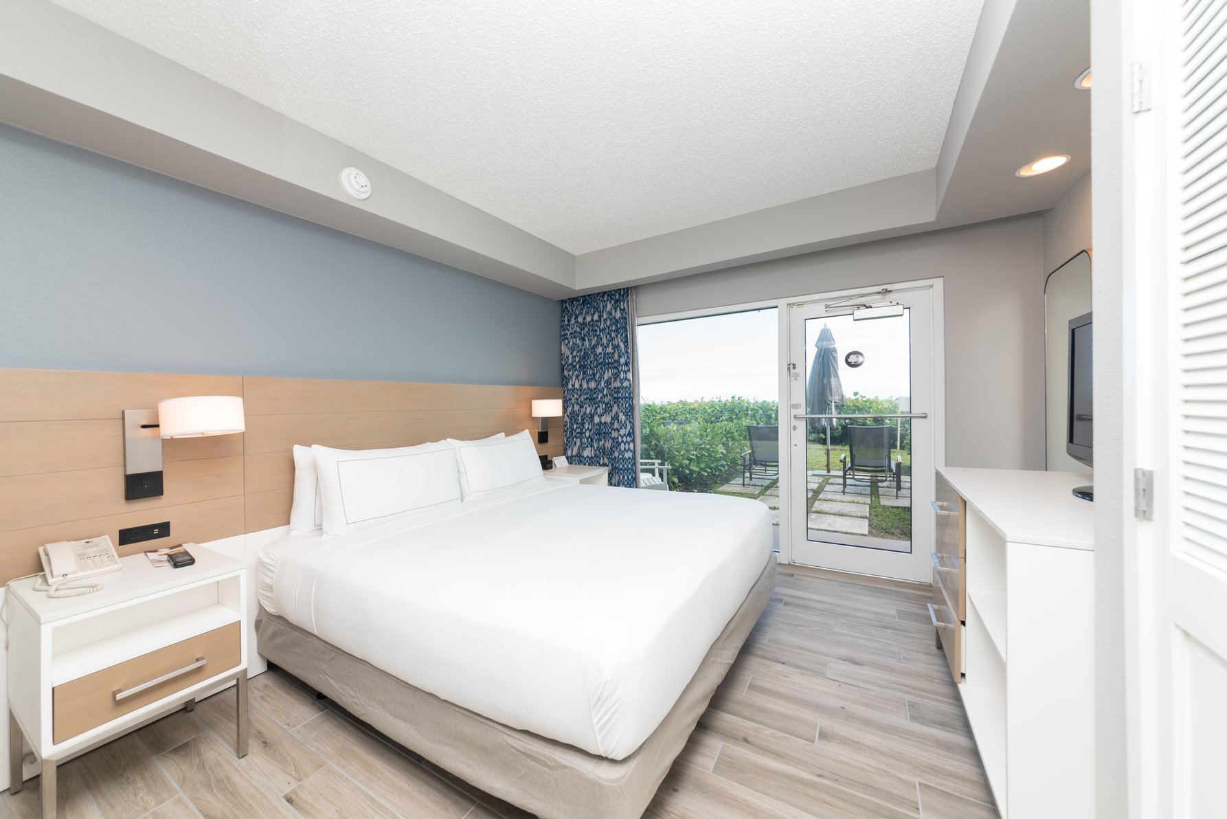 DoubleTree Suites by Hilton Melbourne Beach Oceanfront Room Type - 1QN STE ACC RI SHWR NO SMK