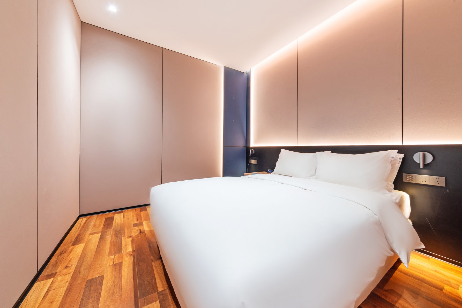 Holiday Inn Express CHENGDE DOWNTOWN Room Type - 1 King 1 Queen Ste Additional Living Are