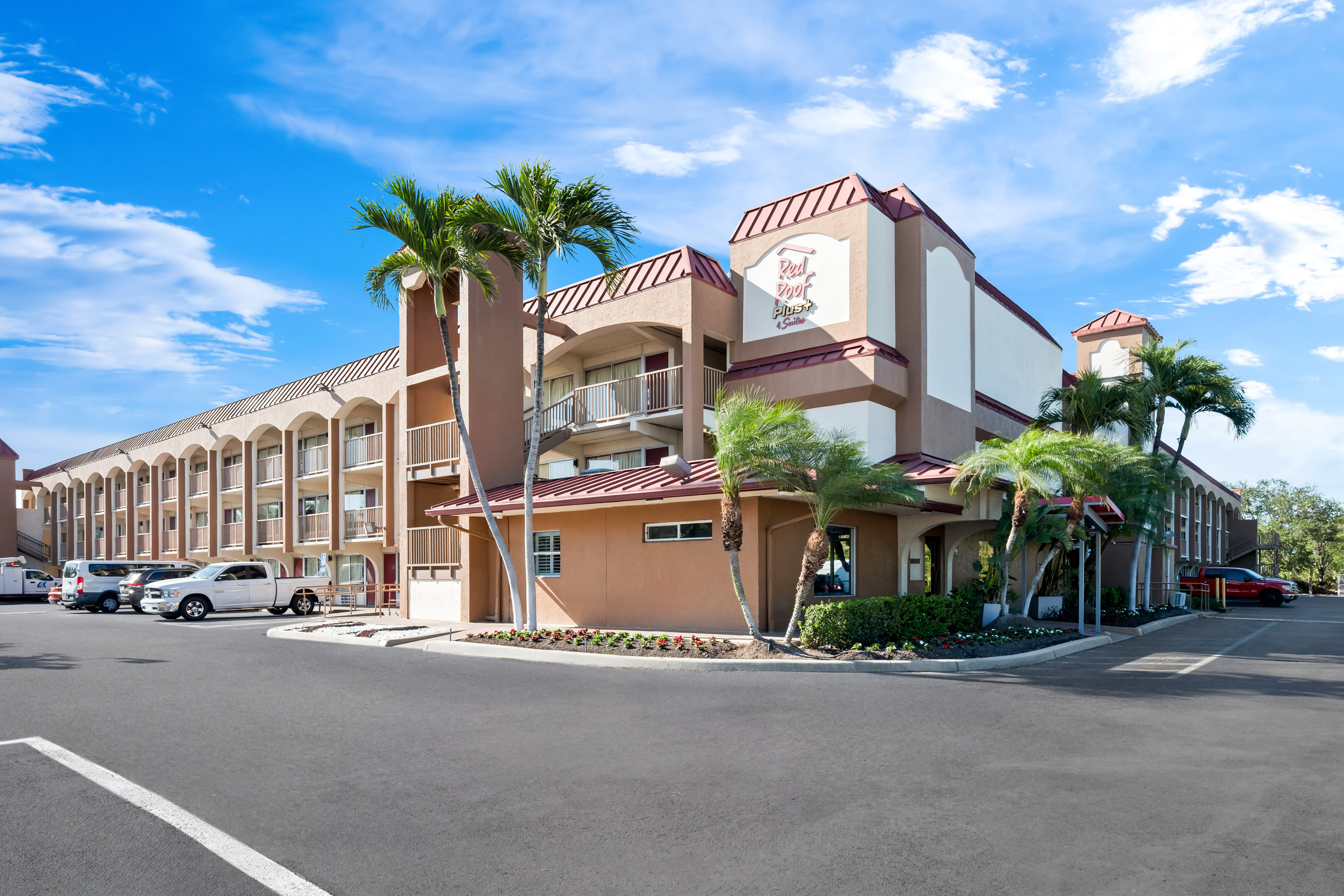 Red Roof Plus+ & Suites Naples Downtown