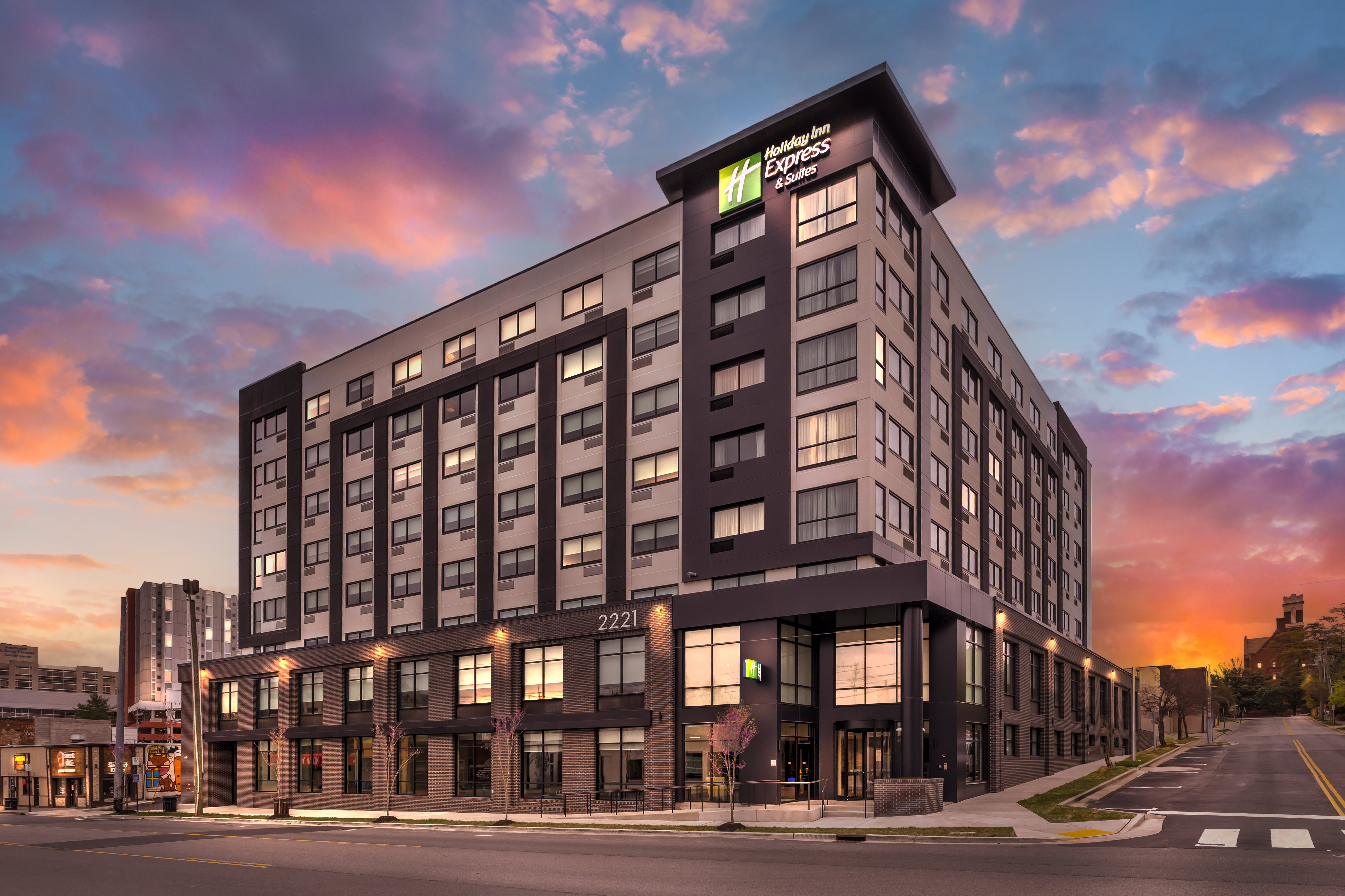 Holiday Inn Express and Suites Nashville West End – Univ Area