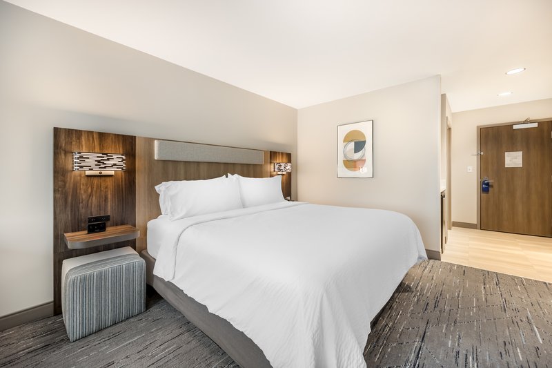 Holiday Inn Express and Suites Nashville West End – Univ Area