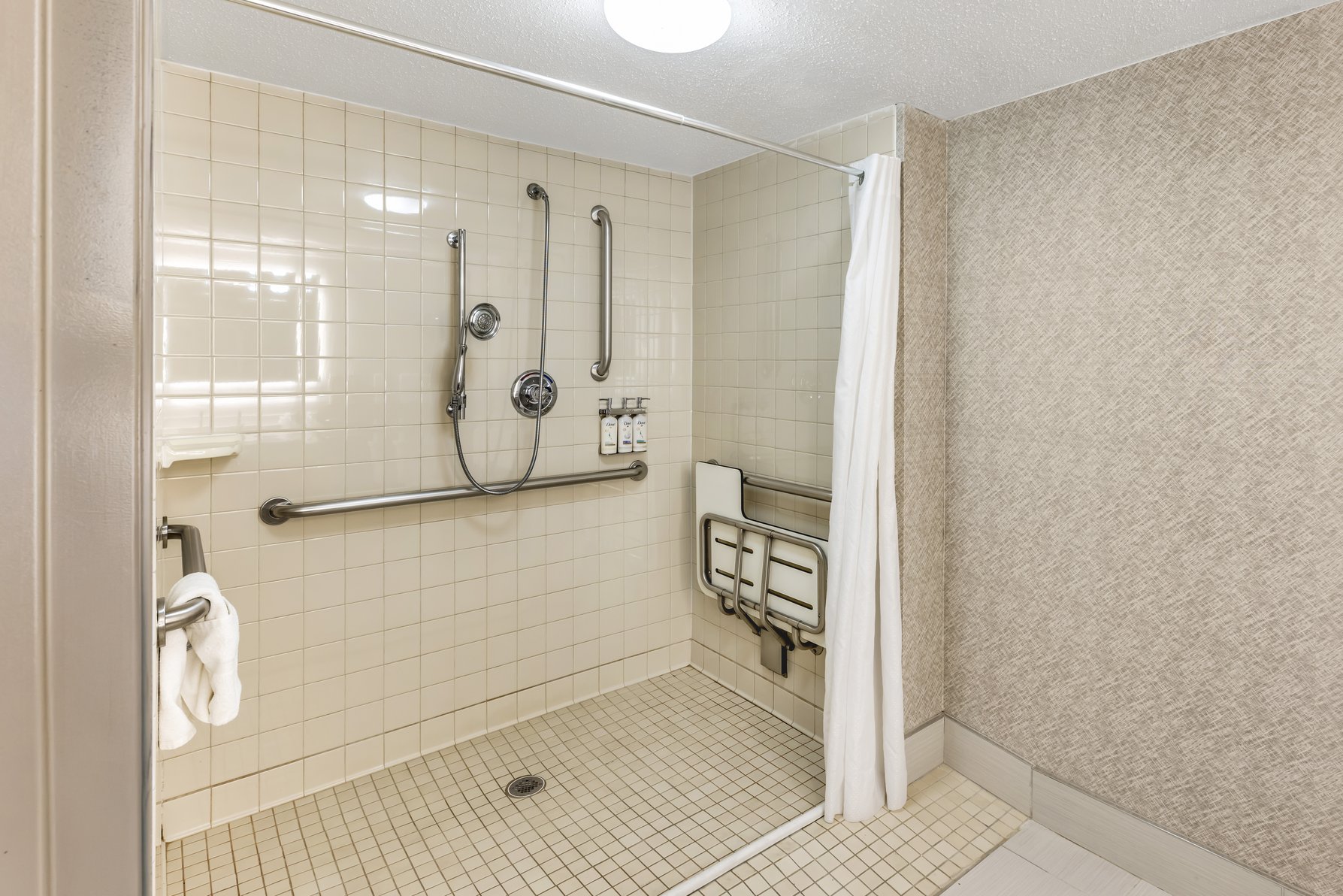 Holiday Inn Express Chicago-Downers Grove Room Type - 1 Queen Standard Comm Access Roll Shwr