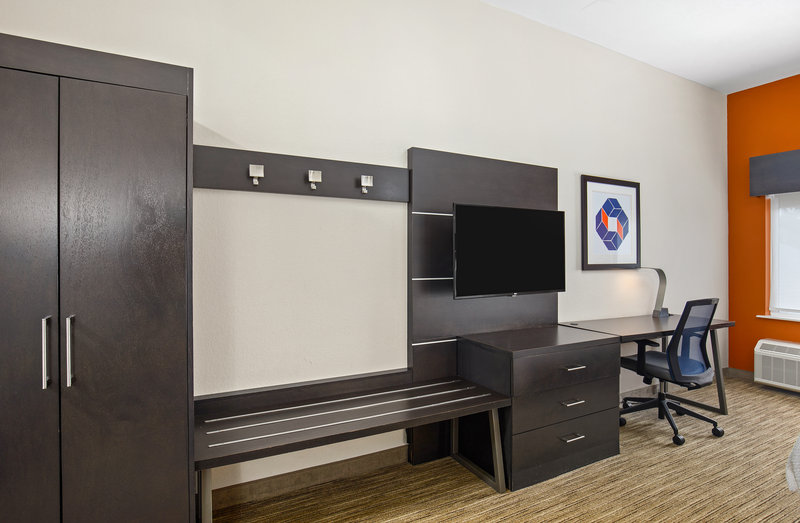 Holiday Inn Express and Suites Locust Grove