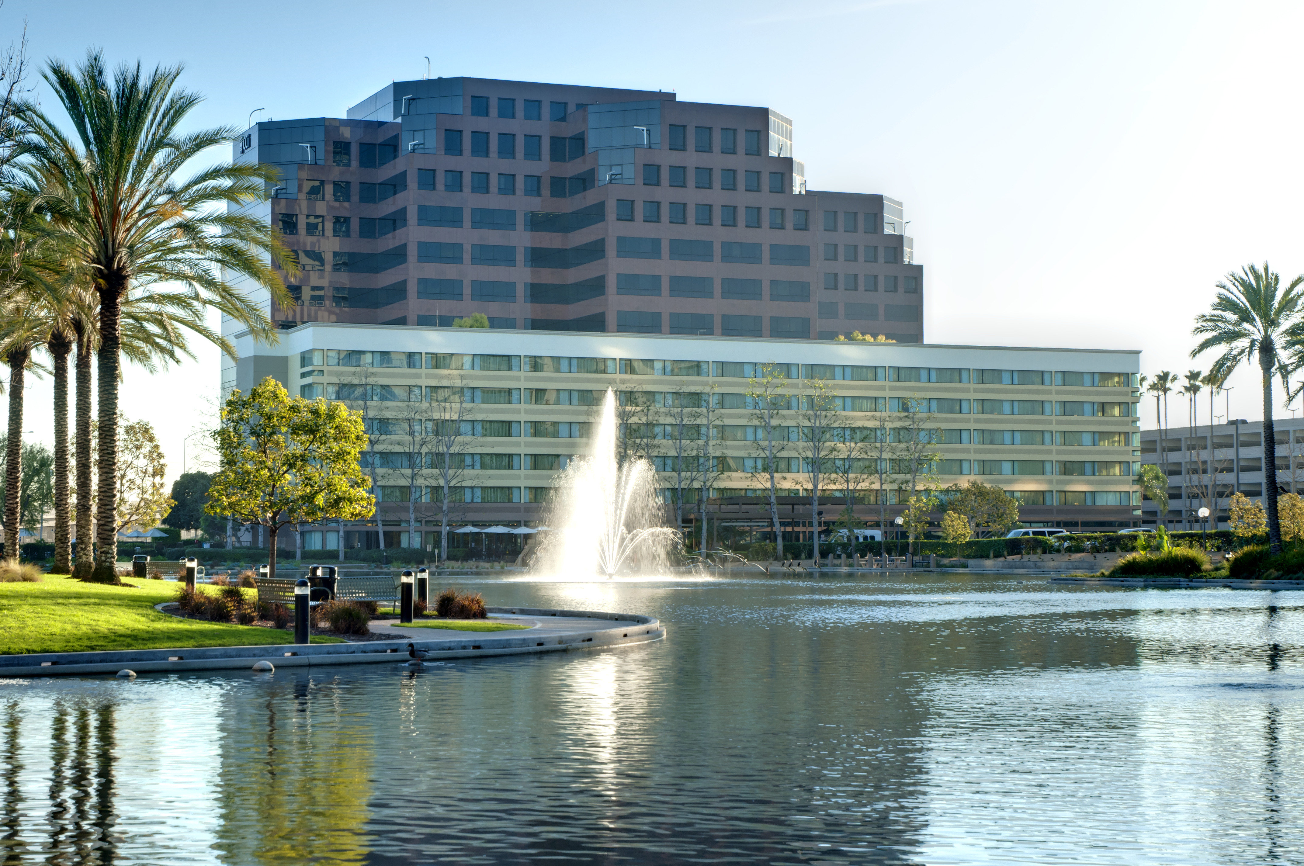 Lakeside Orange County Airport Hotel