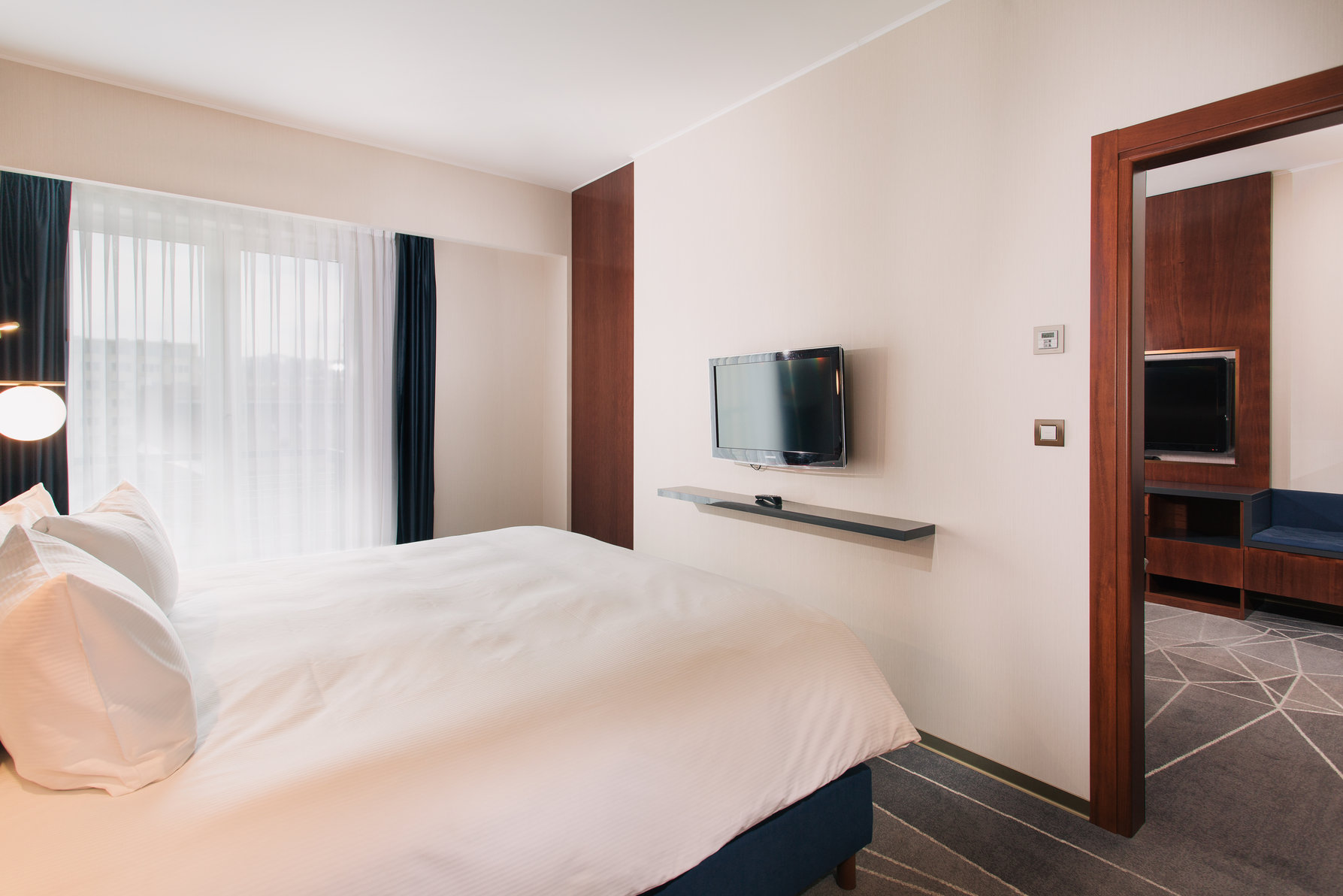 DoubleTree by Hilton Hotel Cluj - City Plaza Room Type - KING ONE BEDROOM SUITE