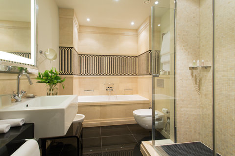 RFH Hotel de Rome - Classic Room Bathroom