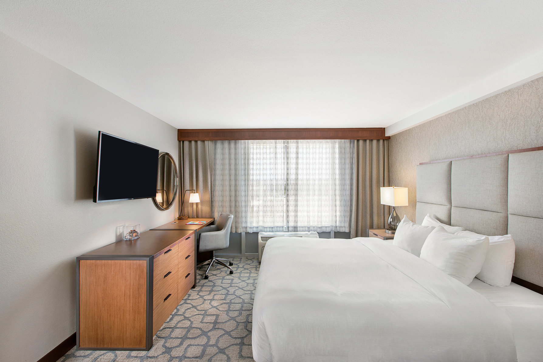 DoubleTree by Hilton San Antonio Northwest Room Type - 1 KING DELUXE W SOFABED