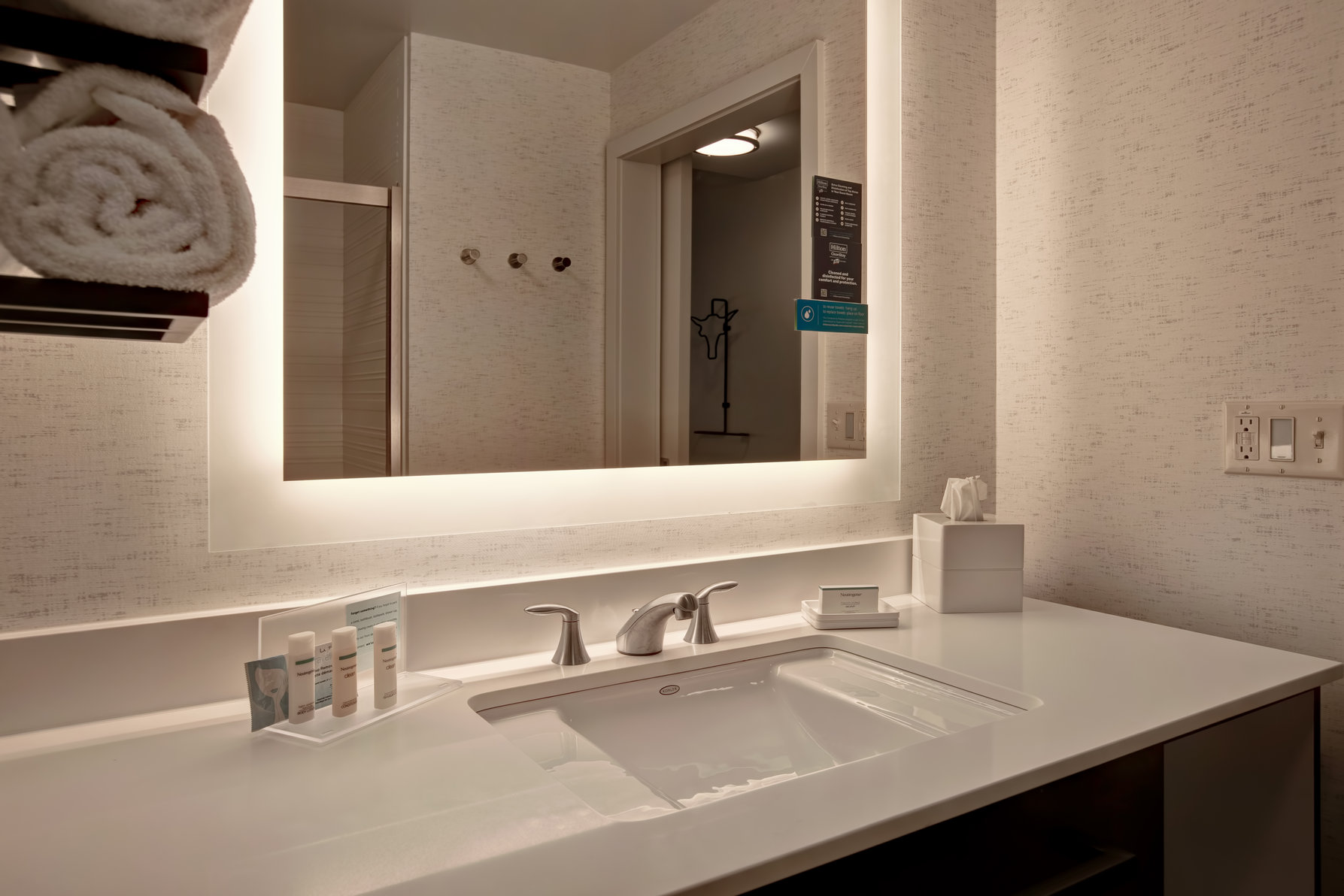 Hampton Inn & Suites by Hilton San Antonio Riverwalk Room Type - 1KN STDO MIC FRIDG WTBR NS