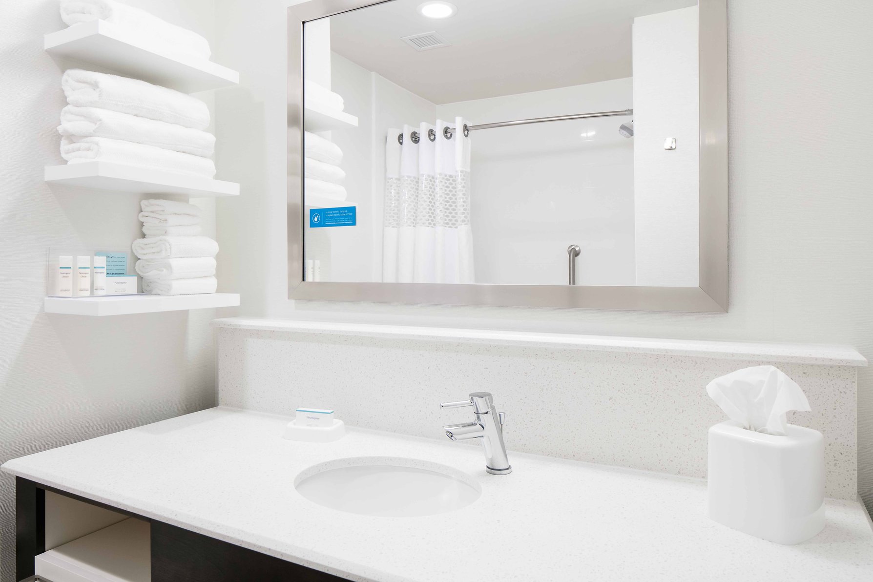 Hampton Inn and Suites Hudson, WI Room Type - 1KNG MOB HEAR ACC W TUB NS