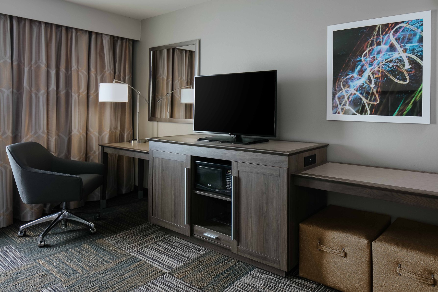 Hampton Inn and Suites Hudson, WI Room Type - 1 KING MICROWV FRIDGE NS