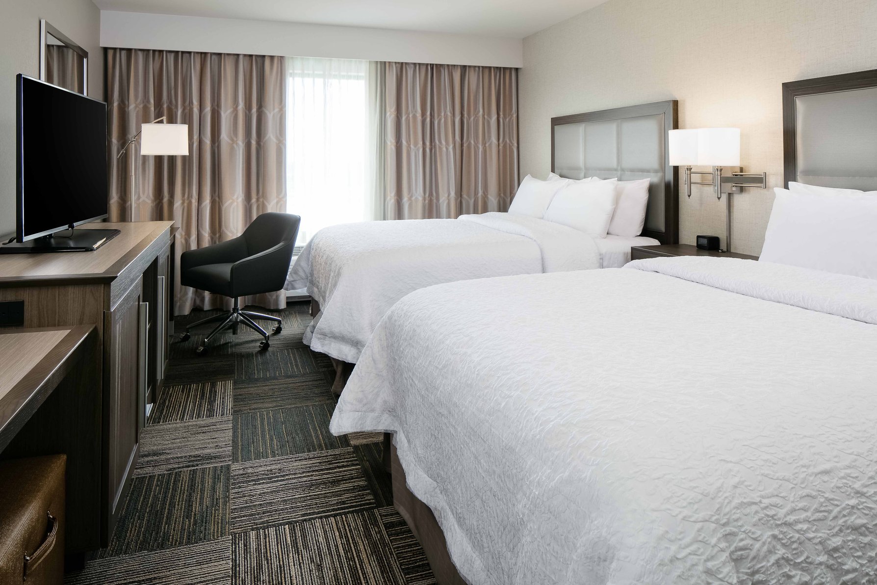 Hampton Inn and Suites Hudson, WI Room Type - 2 QNS MICROWV FRIDGE NS