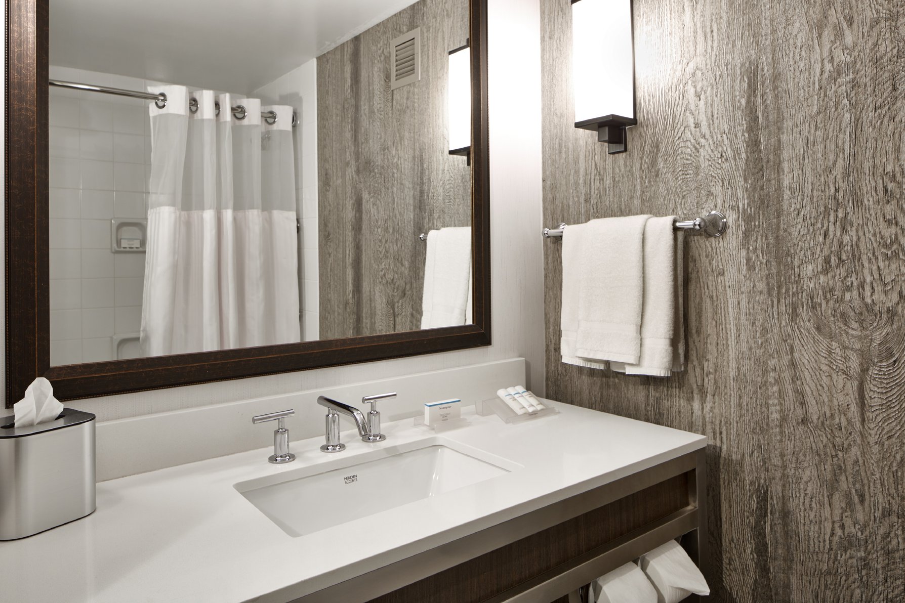 Hilton Garden Inn Scottsdale Old Town Room Type - 1 KING ACC 1BDRM STE W TUB