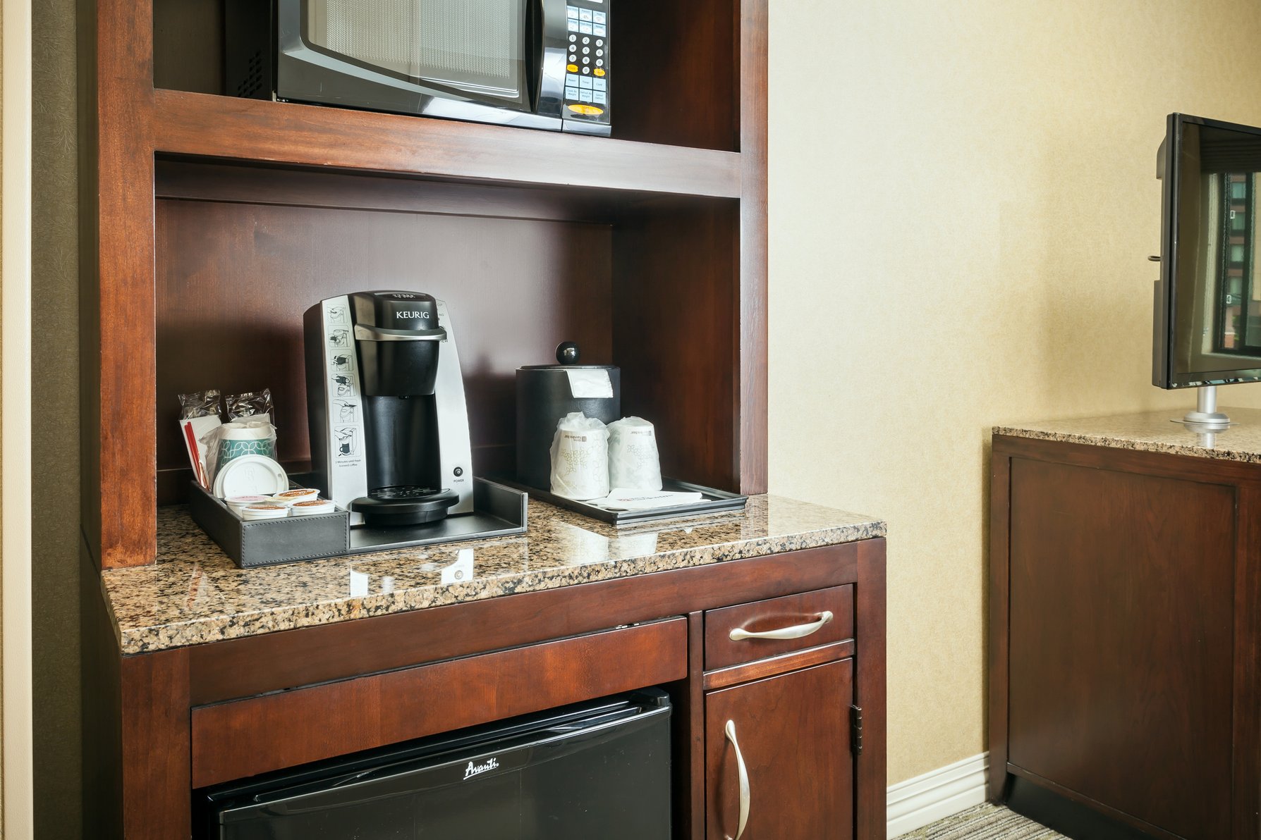 HILTON GARDEN INN SEATTLE ISSAQ Room Type - 1KNG BALC MOB HR ACC W TUB