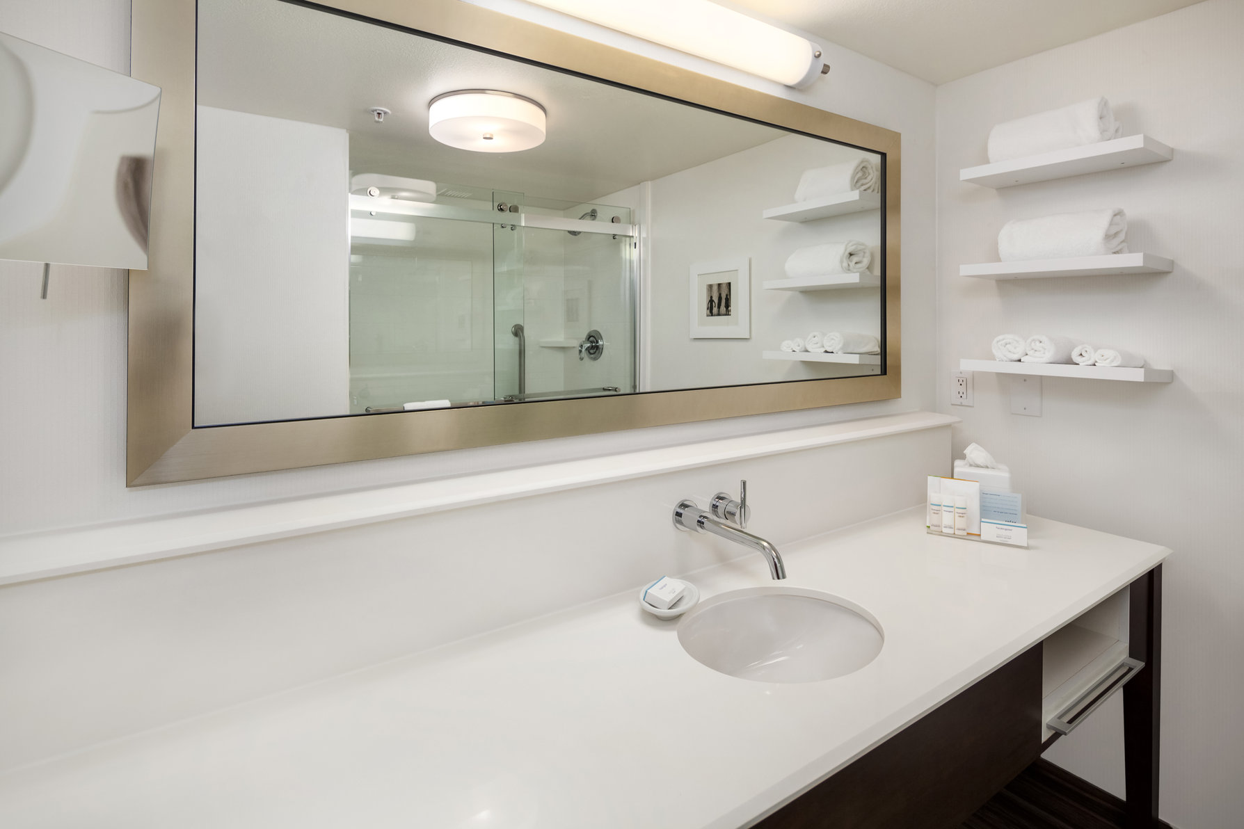 Hampton Inn & Suites Seattle North Lynnwood Room Type - 1 KING BED NONSMOKING