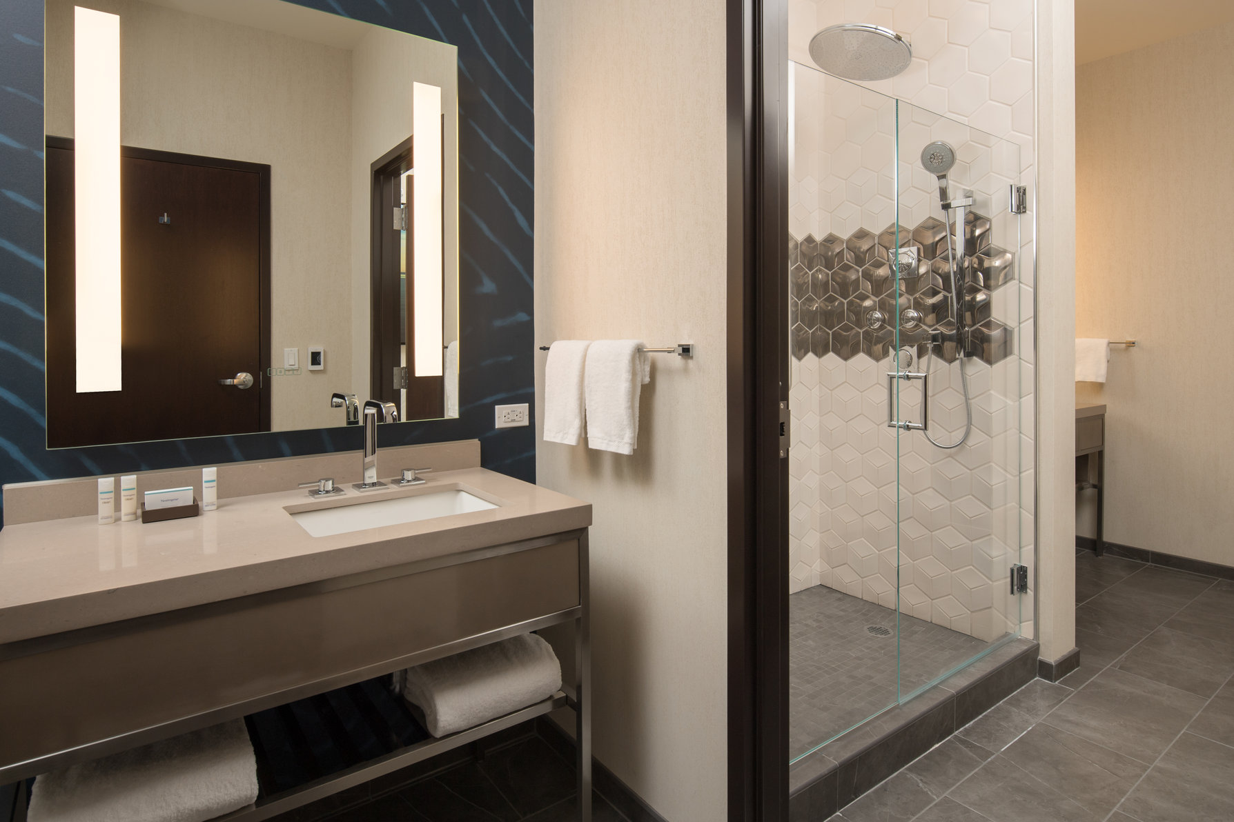 Embassy Suites by Hilton Seattle Downtown Pioneer Square Room Type - WATER VIEW PH. 1KG- HR ACC