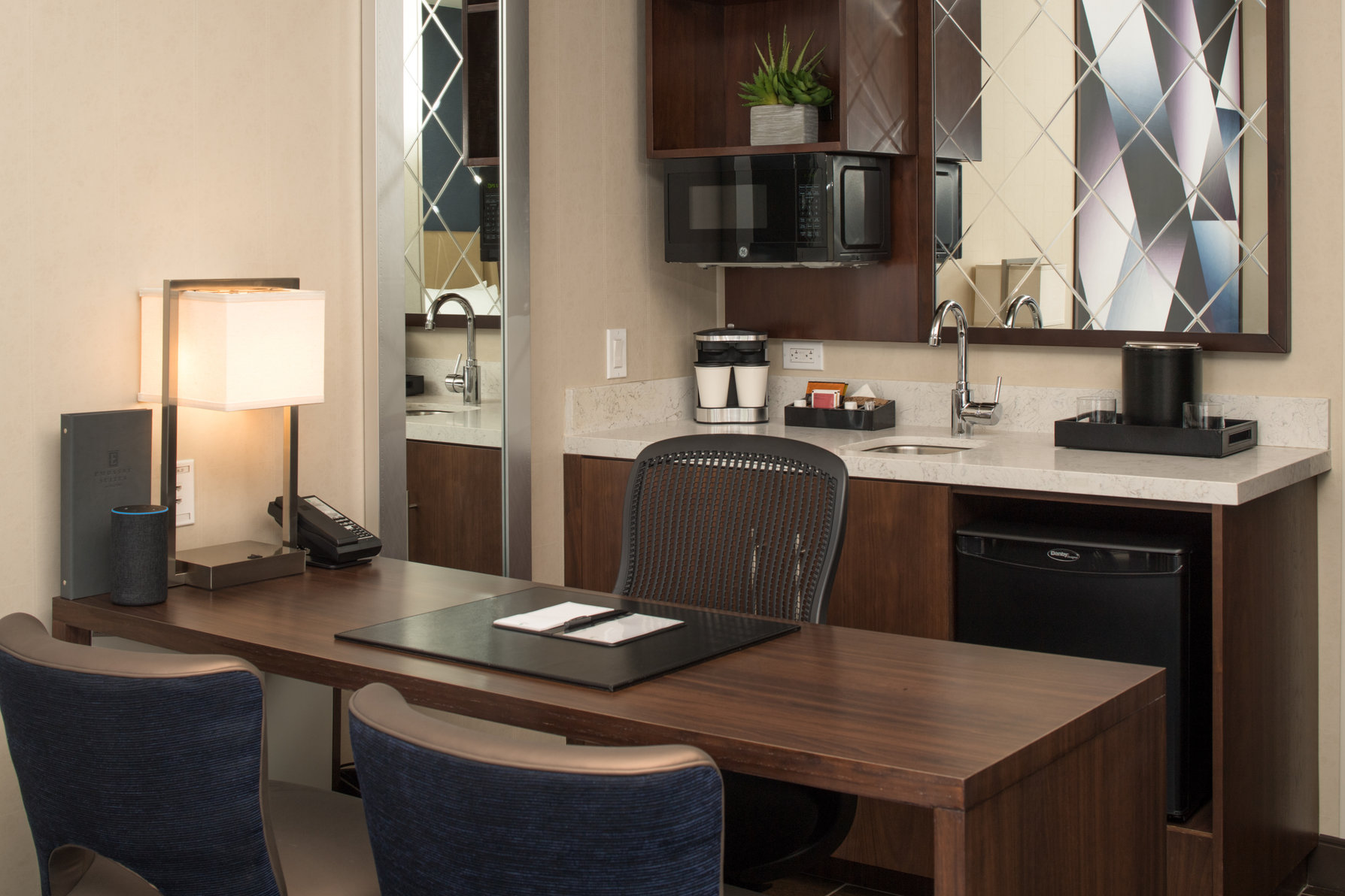 Embassy Suites by Hilton Seattle Downtown Pioneer Square Room Type - SUITE- KING - HEARING ACC