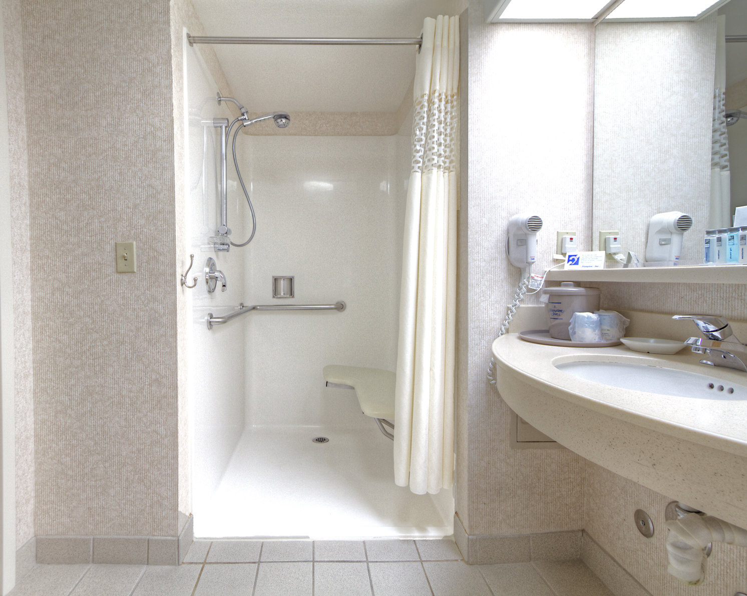 Hampton Inn by Hilton Fremont Room Type - 1 KNG ACC ROLLIN SHWR NS