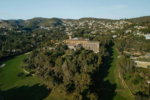 Hotel view - Right Zoom Out