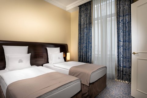 Twin/Twin Junior Suite - Atrium/City View