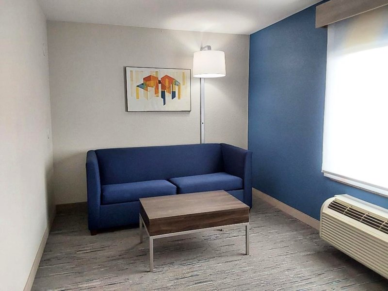 HOLIDAY INN EXP STES ANTIGO