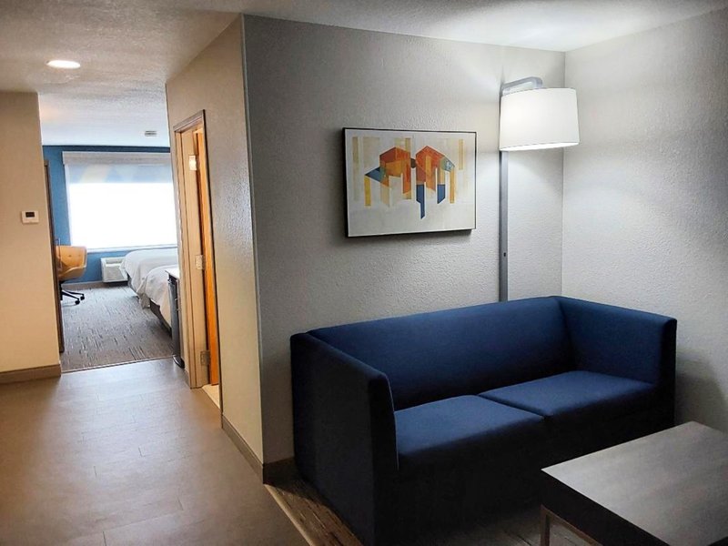 HOLIDAY INN EXP STES ANTIGO