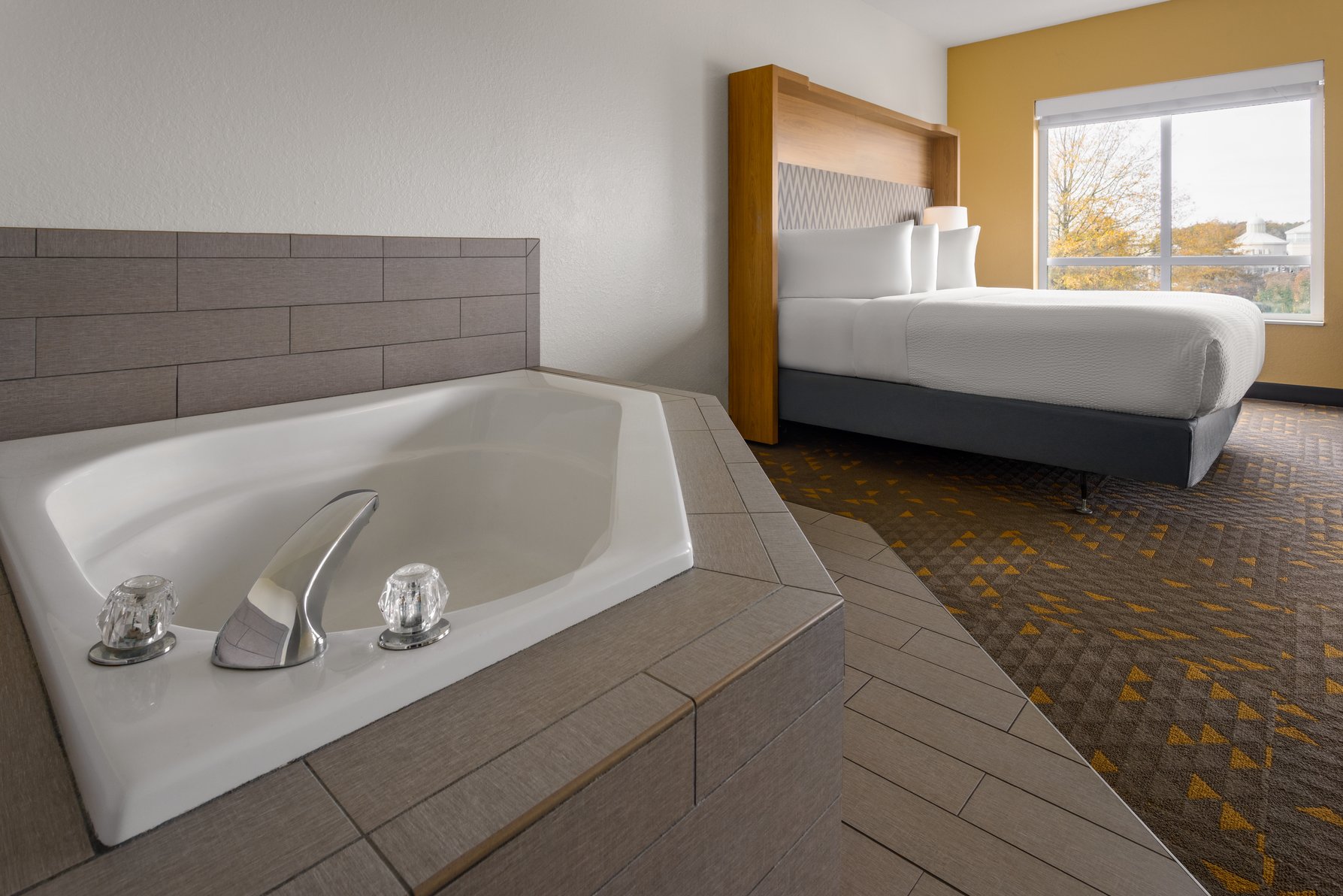 Holiday Inn Pearl - Jackson Area Room Type - 1 King Standard Jetted Tub