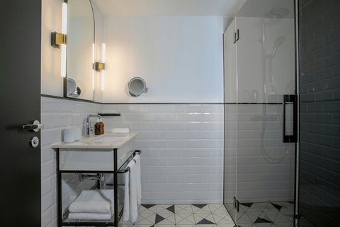 Superior King/Twin – Bathroom