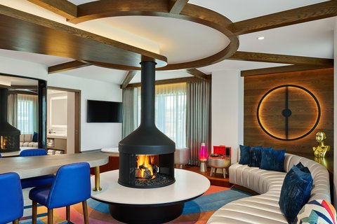 Extreme Wow Suite - Living Room
