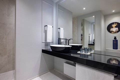 Luc Junior Suite Bathroom