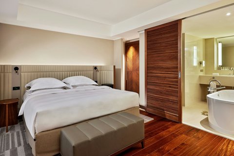 Grand Deluxe Suite - Bedroom