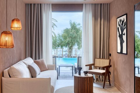 Suite with Swim Up Pool