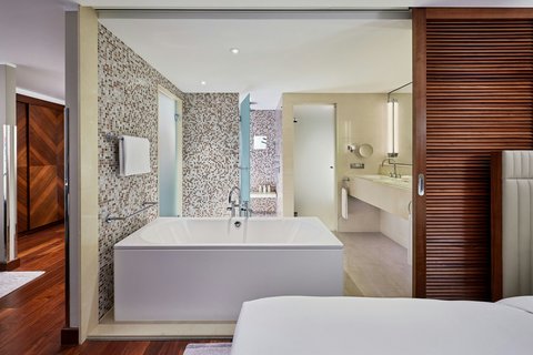 Grand Deluxe Guest Room - Bathroom
