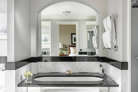 One-Bedroom Suite - Bathroom - Tub