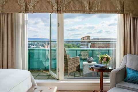 King High Floor Guest Room - Balcony