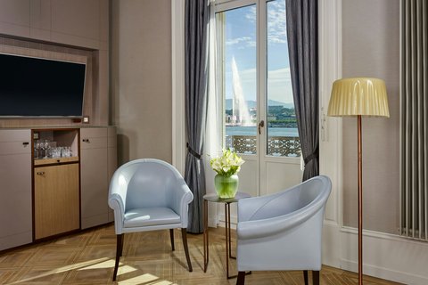 Mont Blanc Suite Living Room view Jet d'Eau View