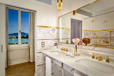 Grace Kelly Suite Master Bathroom