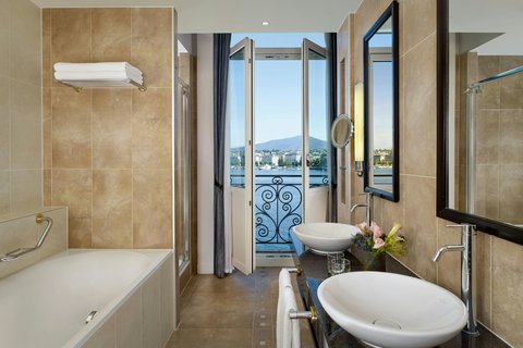 Lake Front Suite Bathroom with Views