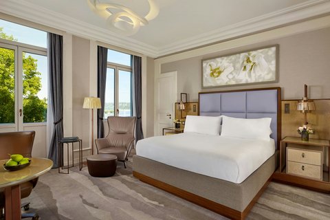 Deluxe Room Lake and Monument View