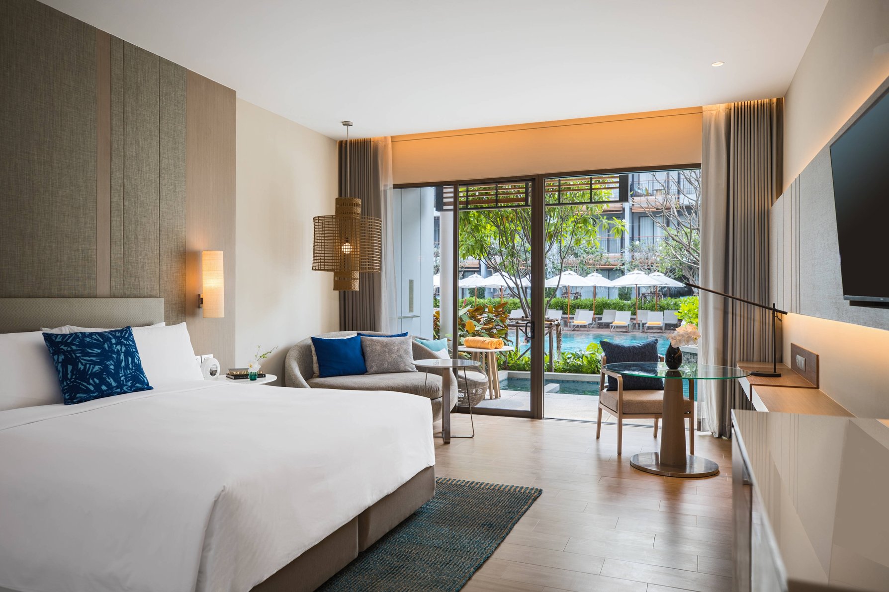 Renaissance Pattaya Resort & Spa Room Type - Guest room, 1 King, Poolside view, Pool access, Balcony