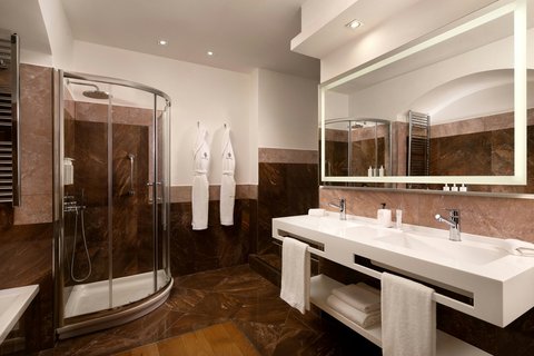 Deluxe Bathroom