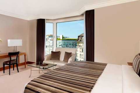 Grand Superior Room Bedroom & Living Area
