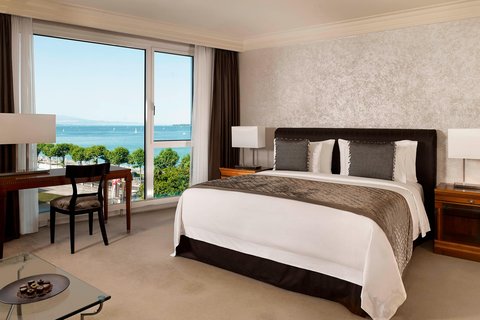 Grand Deluxe Room Bedroom & Living Area