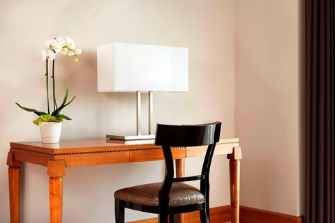 Grand Superior Guest Room - Desk Area