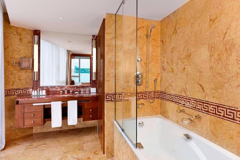Deluxe Room Bathroom