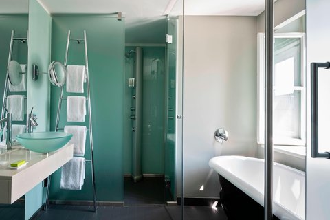 Family City View Suite - Guest Bathroom