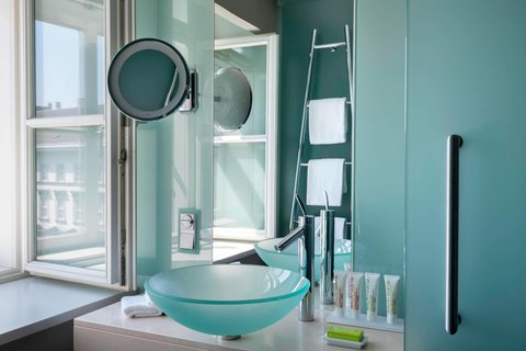Family City View Suite - Guest Bathroom