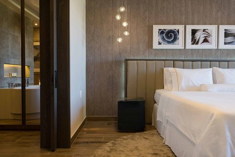Luxury Bay Suite - Master Bedroom
